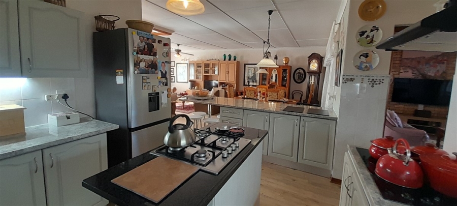 5 Bedroom Property for Sale in Wavecrest Eastern Cape